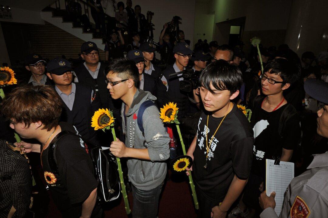 Taiwan Students Exit Parliament, Vowing Battle Not Over