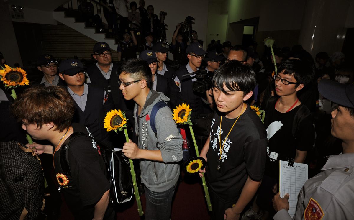 Taiwan Students Exit Parliament, Vowing Battle Not Over