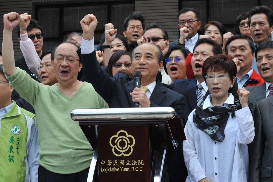 Taiwan Politician Promises Pause on China Trade Deal