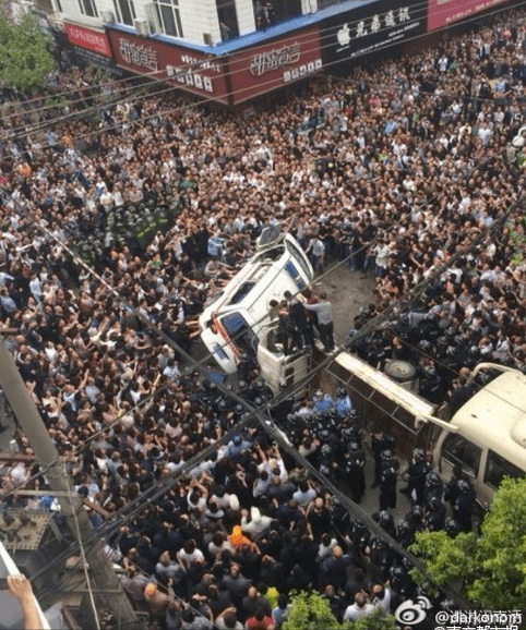 Chinese Crowd, Furious, Besets Chengguan in Eastern City