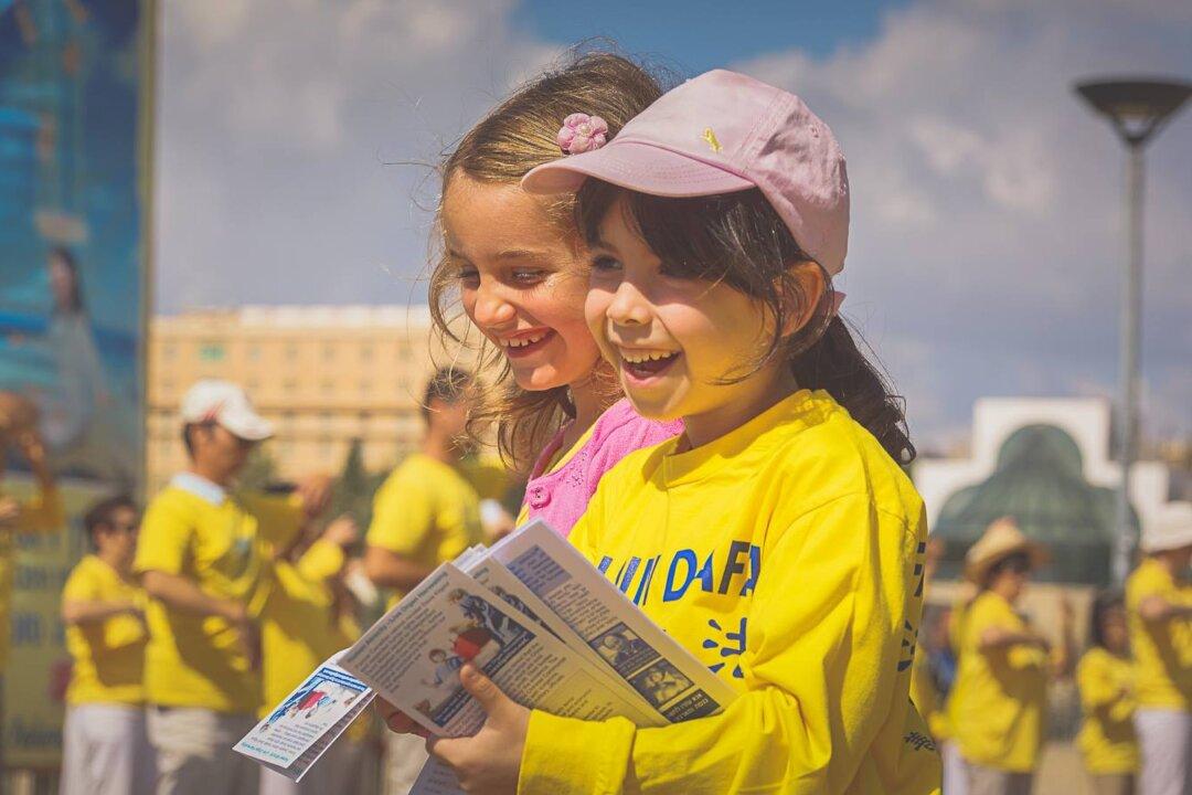 World Falun Dafa Day Celebrated at Entrance to Old City of Jerusalem