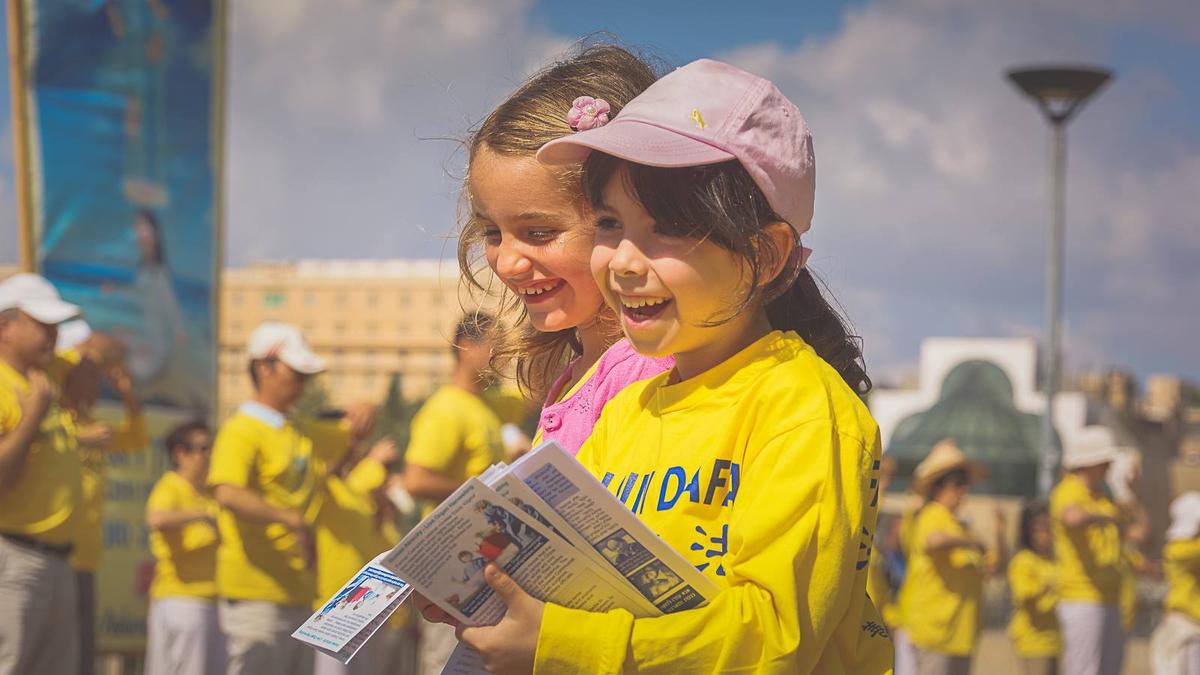 World Falun Dafa Day Celebrated at Entrance to Old City of Jerusalem