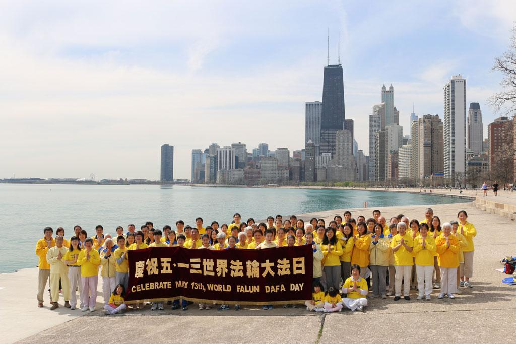 Chicago Falun Gong Practitioners Send Greetings on World Dafa Day