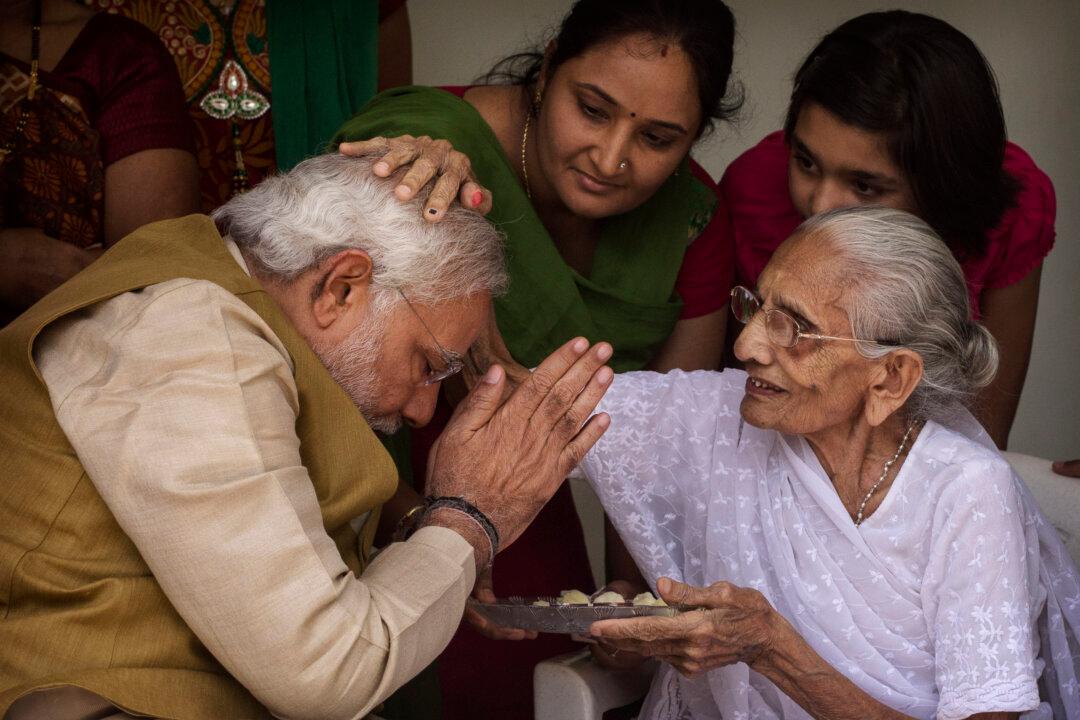 Narendra Modi Mother Age, Name, and Tongue: Heeraben Modi Gives Narendra a Blessing at Her House (+Photos)