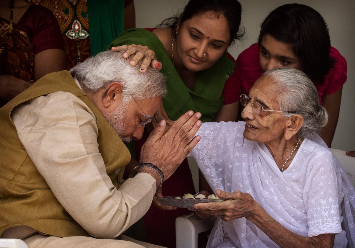 Narendra Modi Mother Age, Name, and Tongue: Heeraben Modi Gives Narendra a Blessing at Her House (+Photos)