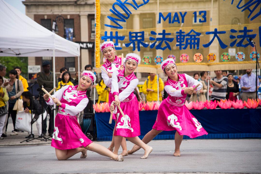 Children Share Beauty of Falun Dafa at Union Square