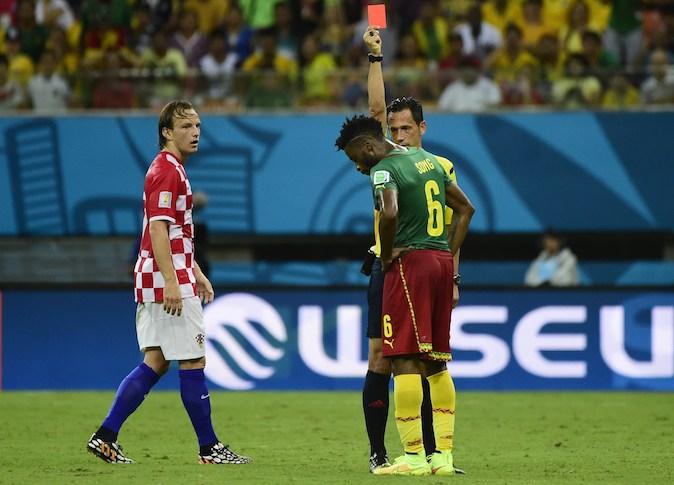 Alex Song Red Card Video Today: Cameroon Player Gets Sent Off for Hitting Mario Mandžukić