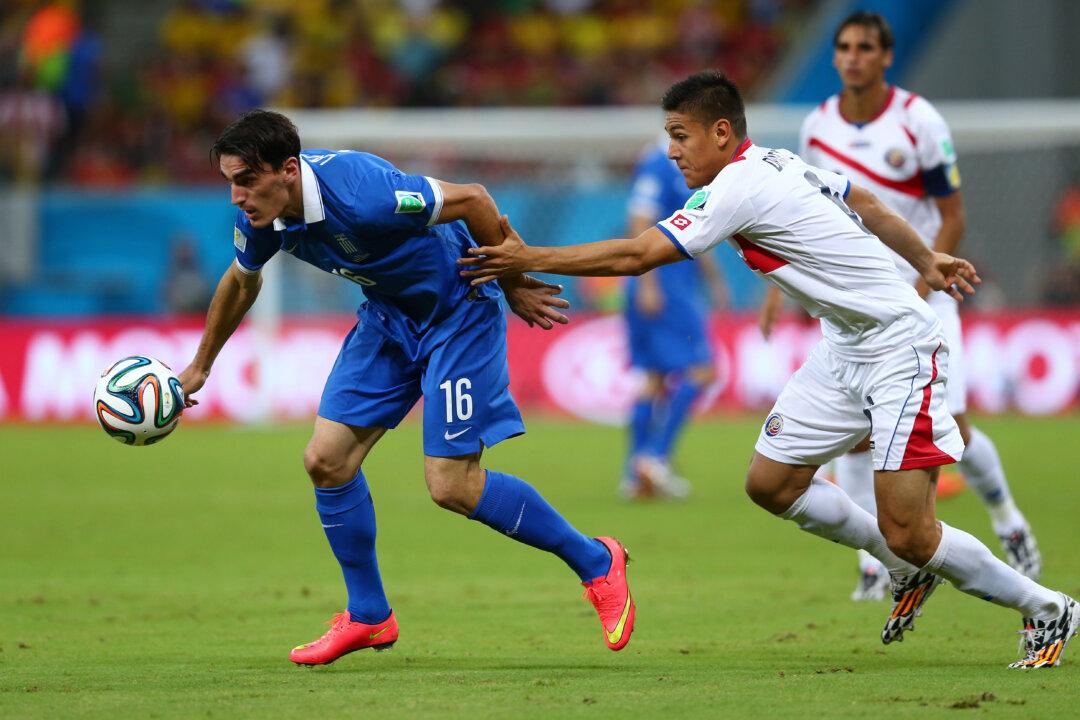 Oscar Duarte Red Card Video: Costa Rica Defender Sent Off Against Greece for Challenge on Jose Holebas