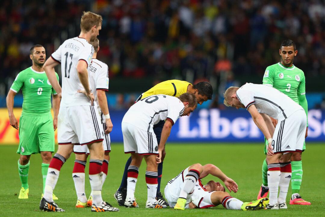 Shkodran Mustafi Injury Video Today: German Defender is Replaced by Sami Khedira Against Algeria (+Photos)