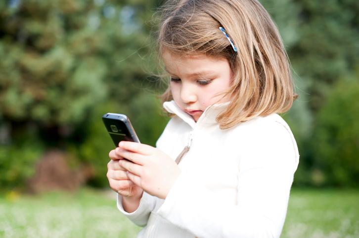 Why You Should Reduce Cellphone Radiation Risk for Children and How You Can