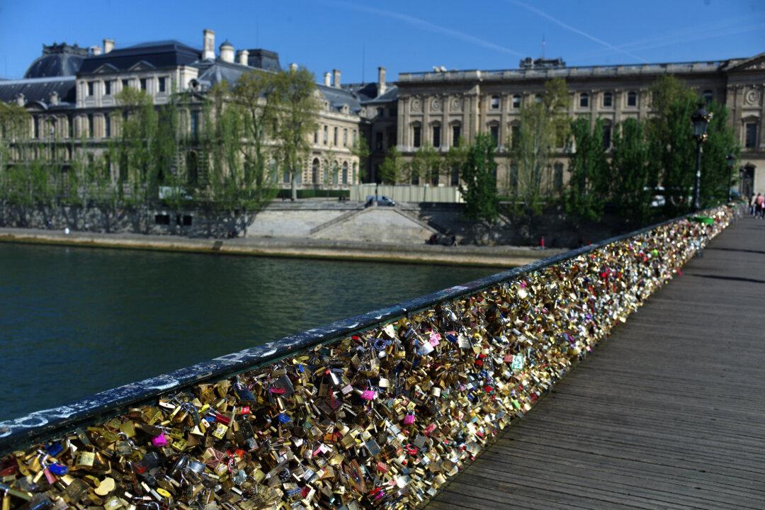 Pont des Arts: Love Locks Cause Railing to Collapse on Historic Bridge in Paris
