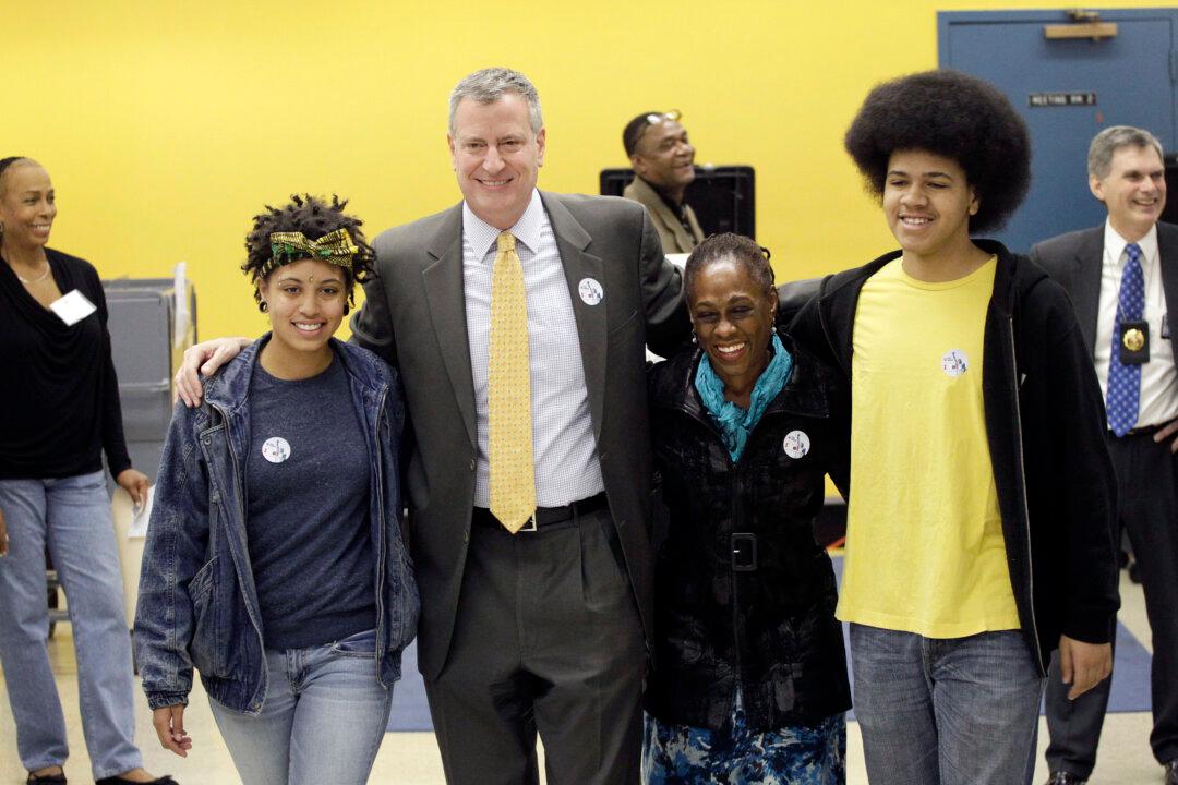 De Blasio’s Family Slowly Moves to Gracie Mansion