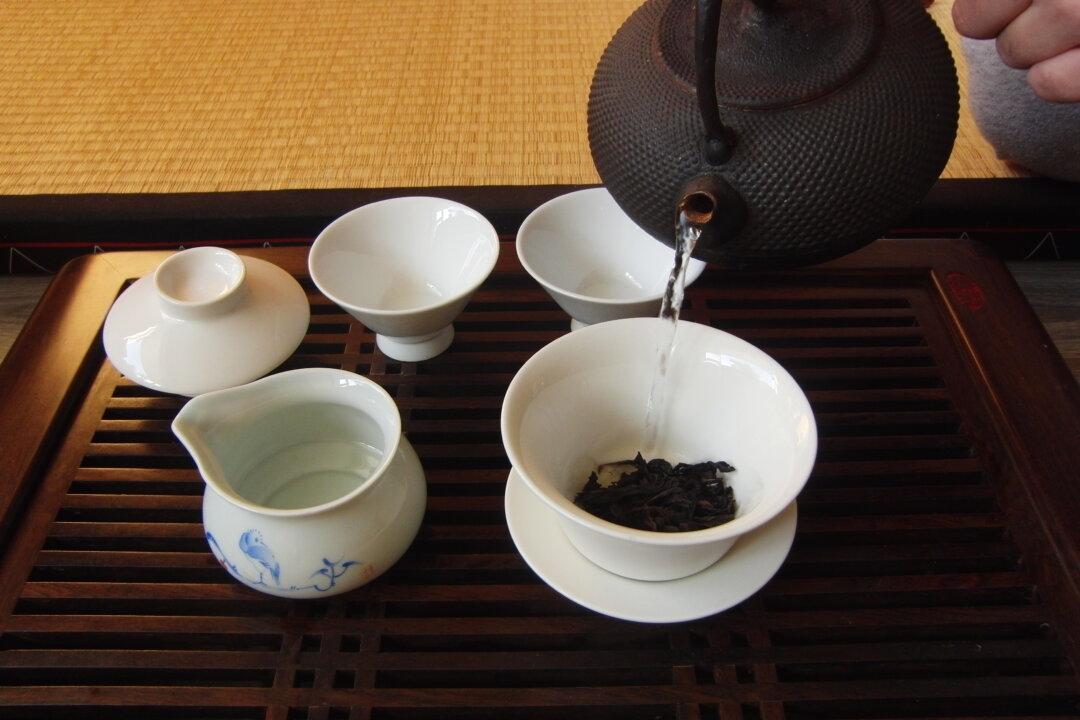 Gaiwan (Lidded Bowl) Tea Brewing