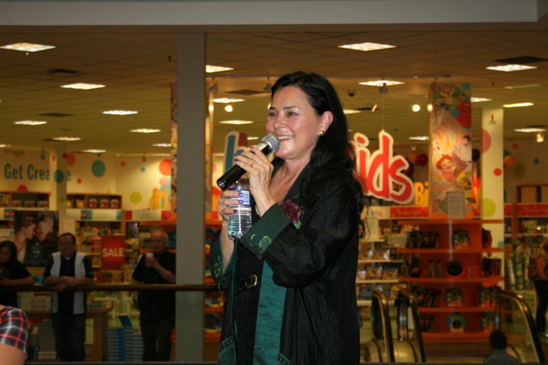 Author Diana Gabaldon Reaches Out to Fans