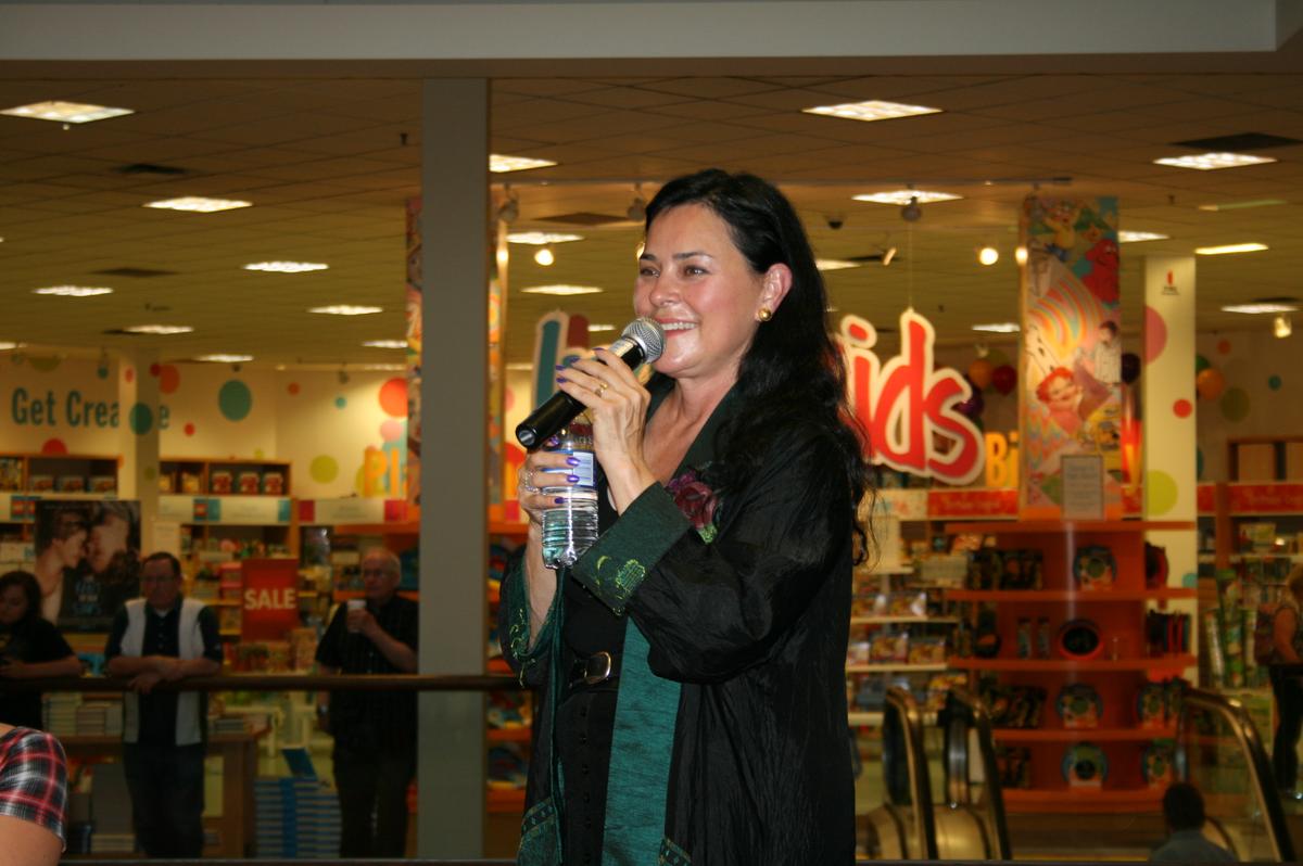 Author Diana Gabaldon Reaches Out to Fans