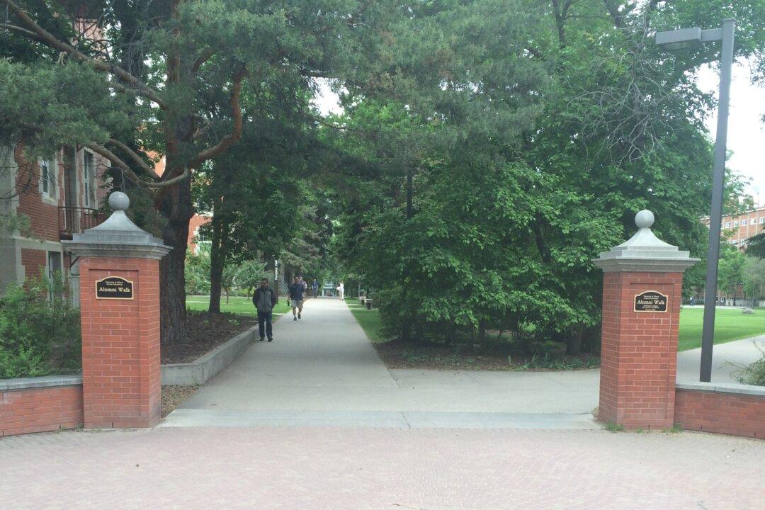 Academics Protest High Salaries of University Administrators