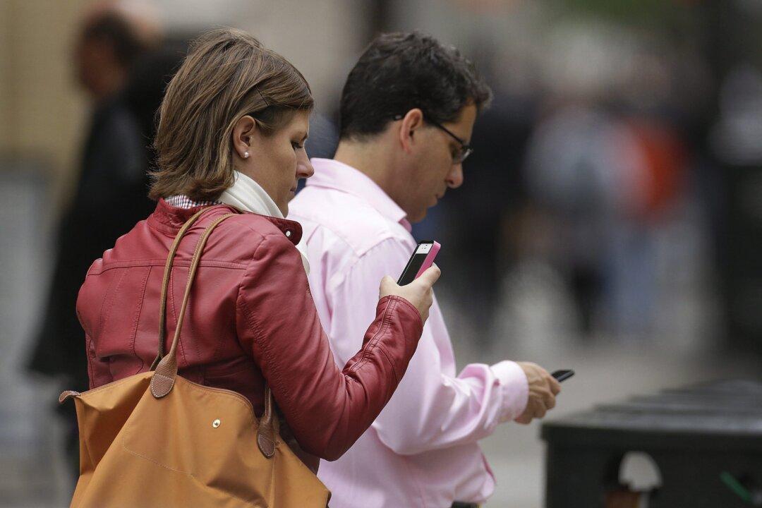 Cellphone Rates: Charges Are Dropping, But Canadians Still Pay More