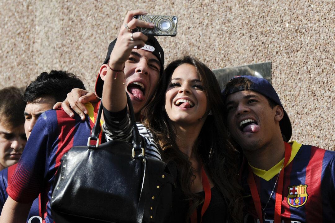 Neymar Girlfriend Bruna Marquezine Reacts to a Brazil Fan at World Cup 2014 (+Video)