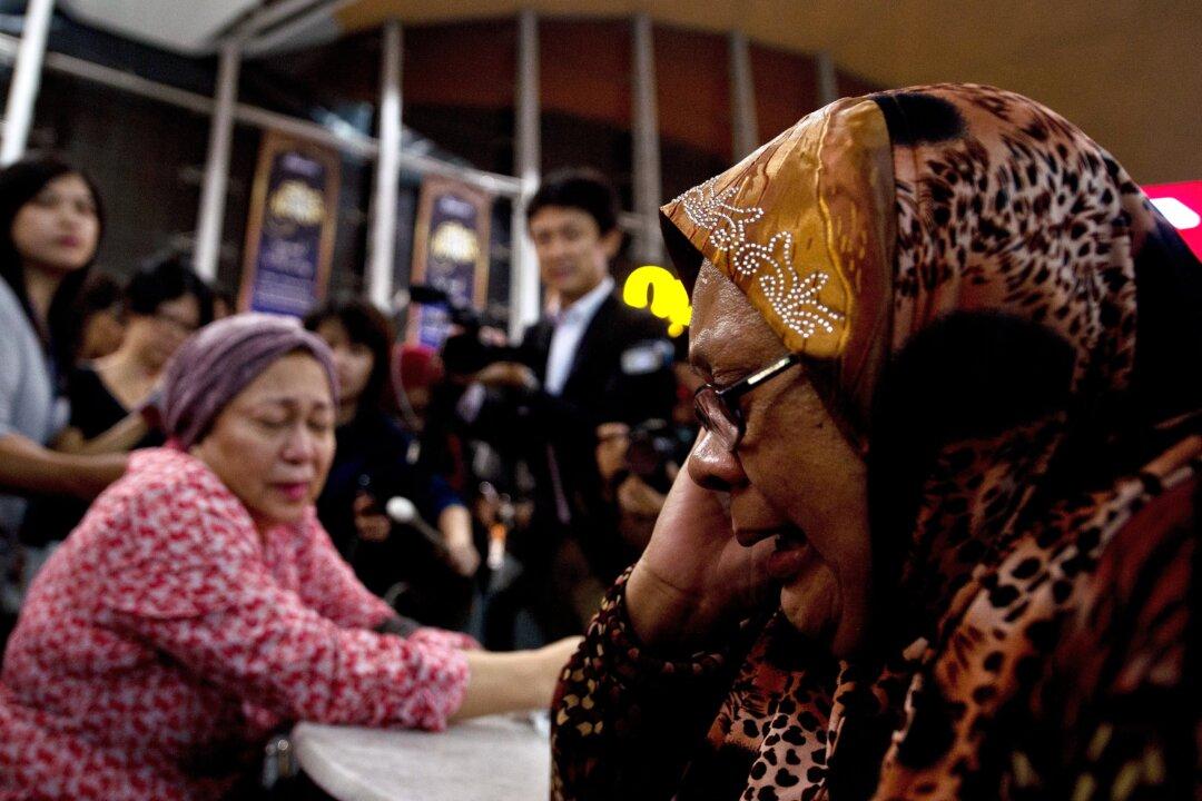 Malaysia Airlines Flight MH17 Passenger, Crew Names List: Captains Wan Amran Bin Wan Hussin, Eugene Choo Jin Leon, Vice Captains Ahmad Hakimi Bin Hanapi, Muhamad Firdaus Bin Abdul Rahim Among 15 Crew Members