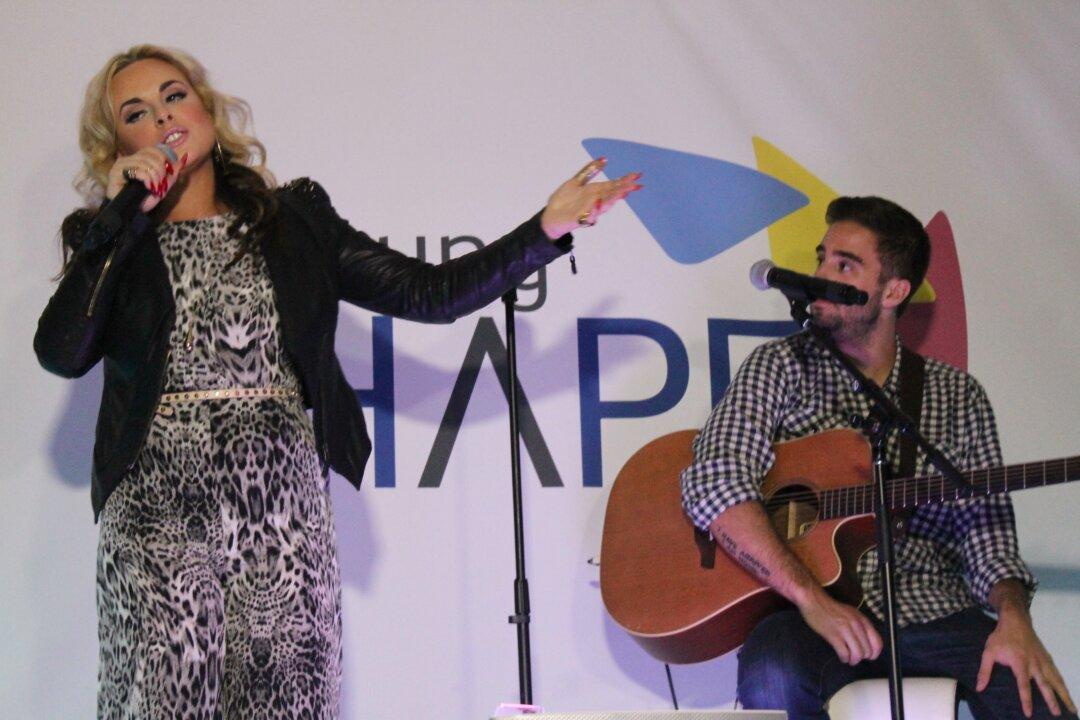 Katy Tiz Performs Intimate Acoustic Set in NYC