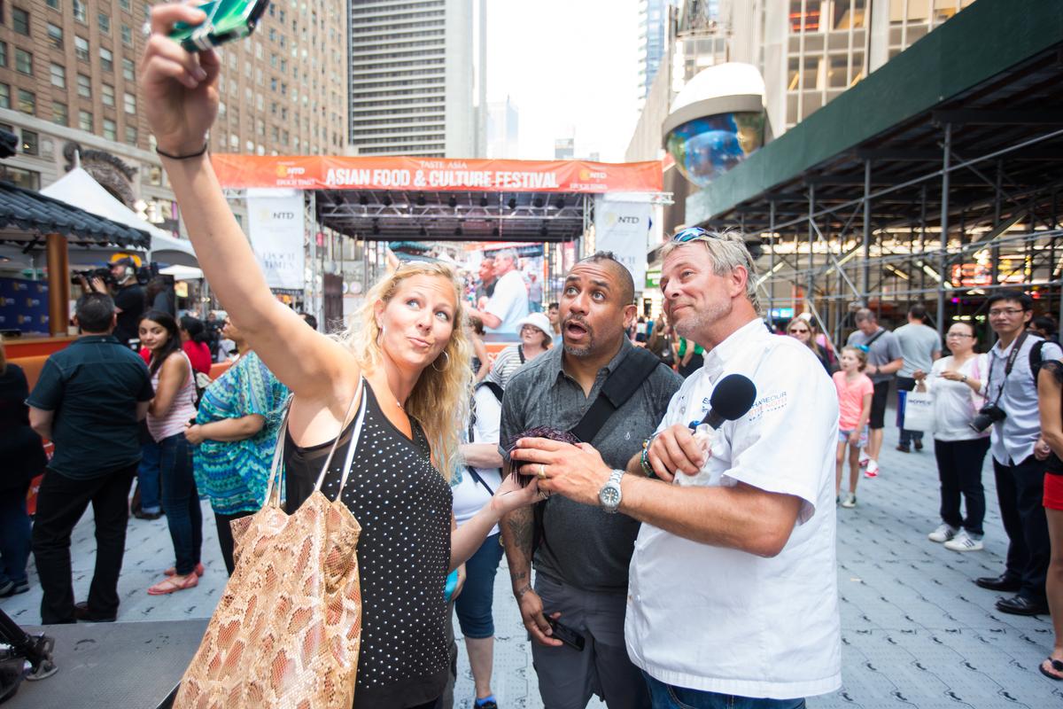 Unseen City: Enough With the Group Selfies