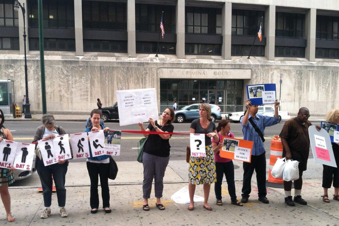 Advocates Hold Vigil for Rikers Inmate Who Died in Prison