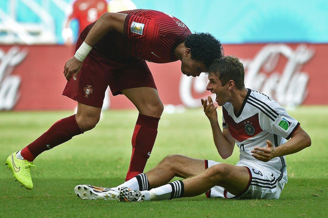 Thomas Mueller Head Butted: Check Out Pepe’s Foul on Germany, Bayern Munich’s Müller (+Video)