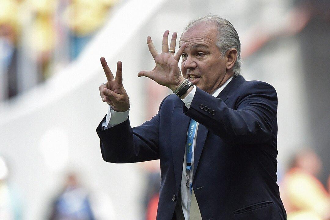 Alejandro Sabella Faint Reaction Video: Gonzalo Higuain Hits the Bar, Watch Argentina Coach ‘Pass Out,’ Almost Falls on His Back