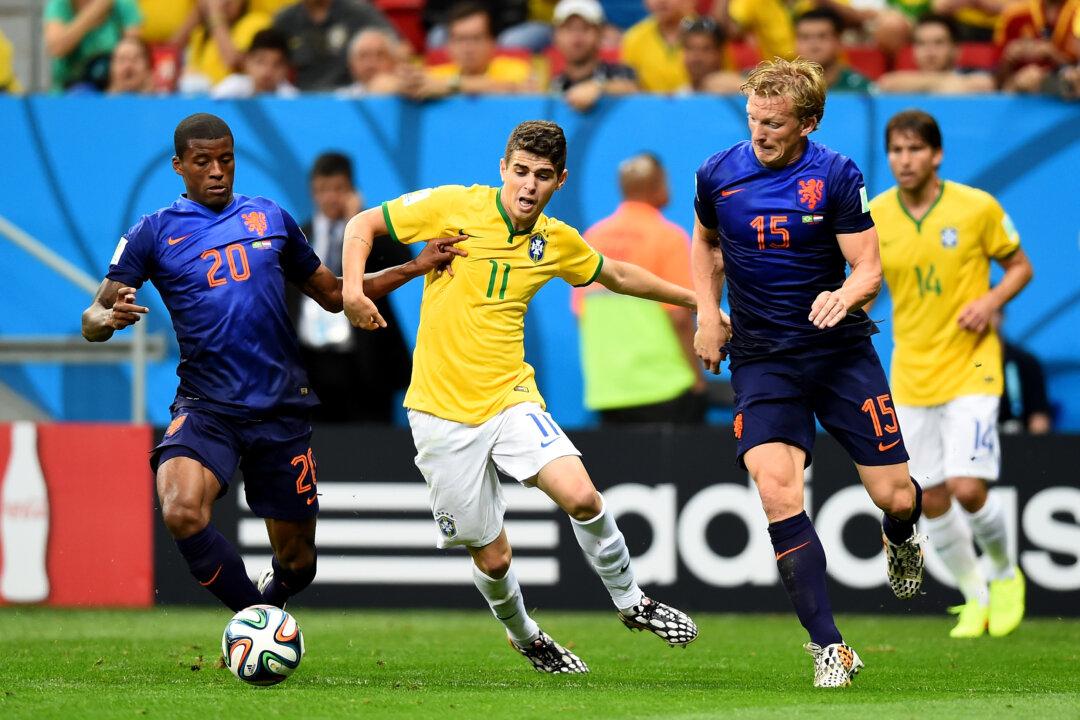 Oscar Yellow Card: Watch Brazil Forward First Player to be Booked for Diving at World Cup 2014