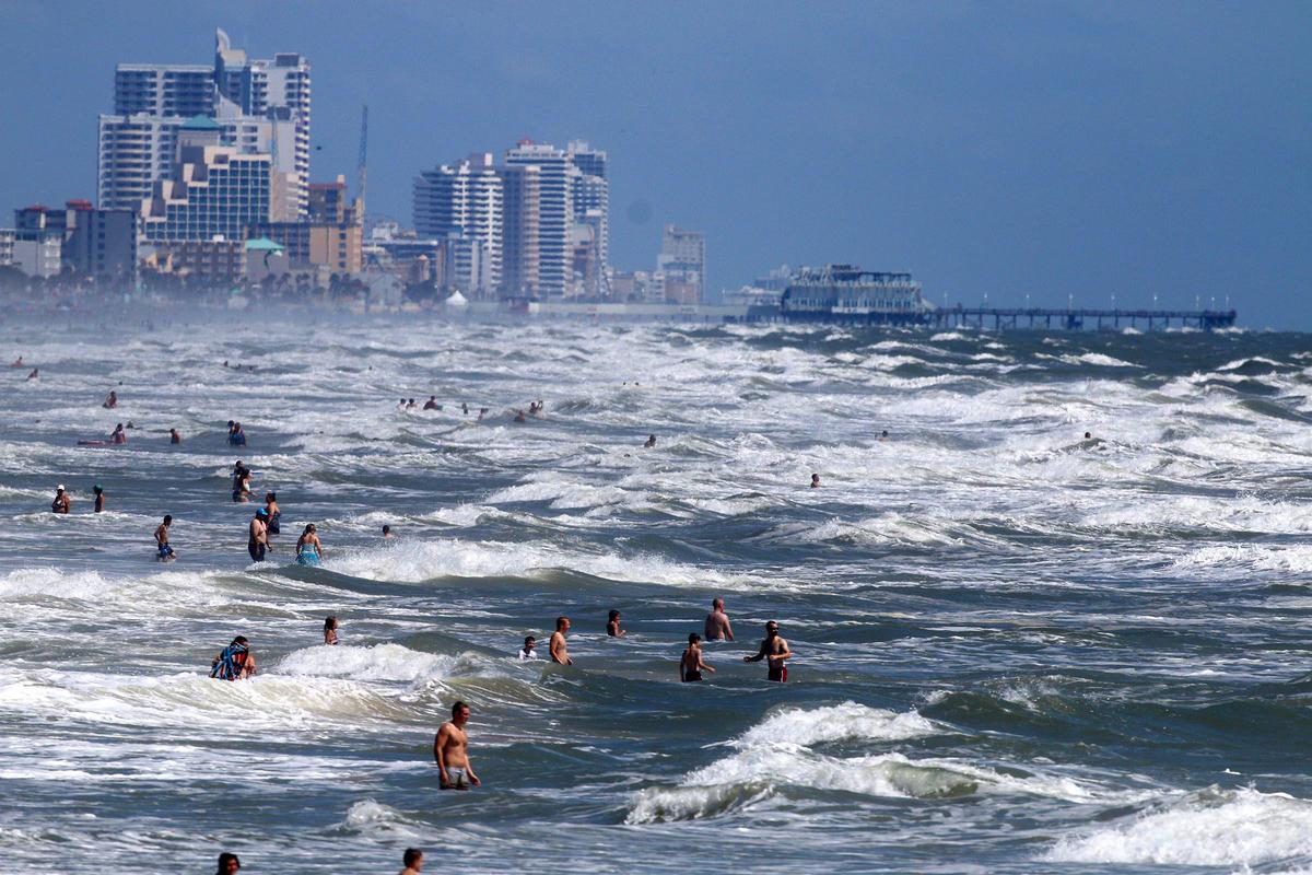 Reports of Sea Lice Biting Swimmers at Virginia Beach