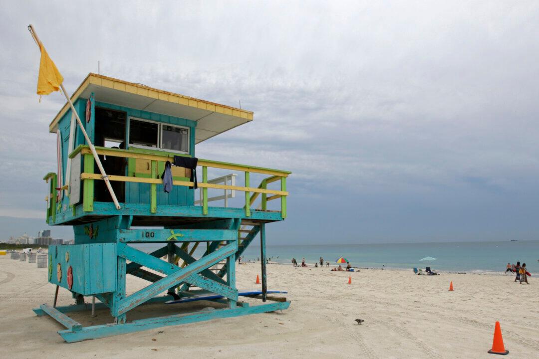 Quebec Teen Drowns While Swimming in Gulf of Mexico With High School Swim Club