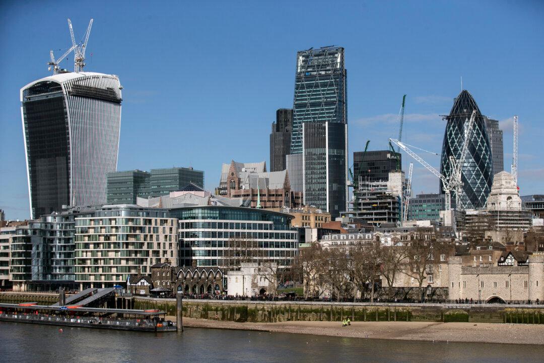 UFO Filmed Over Thames Estuary in London