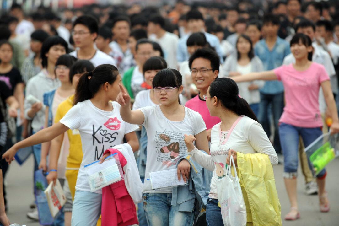 Chinese High School Bans Boys and Girls Holding Hands on Campus