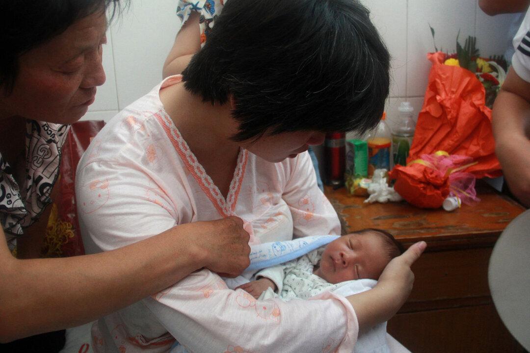 Chinese Nurse Arrested for Selling Newborn Babies to Traffickers