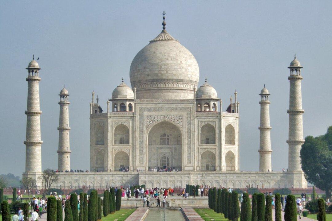 Visiting Taj Mahal, Agra and Mathura in India