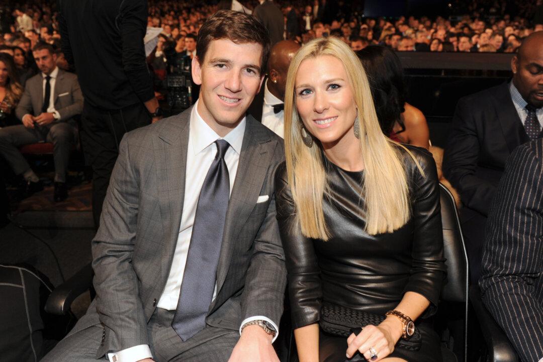 Eli Manning Wife Abby McGrew and Children Ava and Lucy (+Pictures)