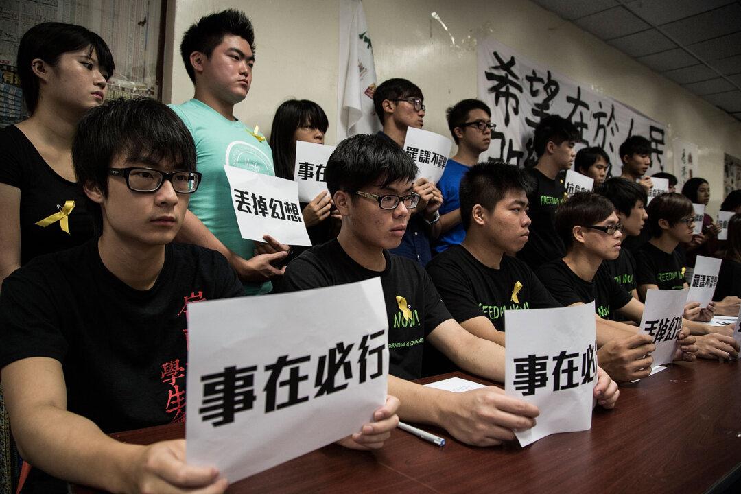 Hong Kong Protest Leaders Shave Heads for Democracy