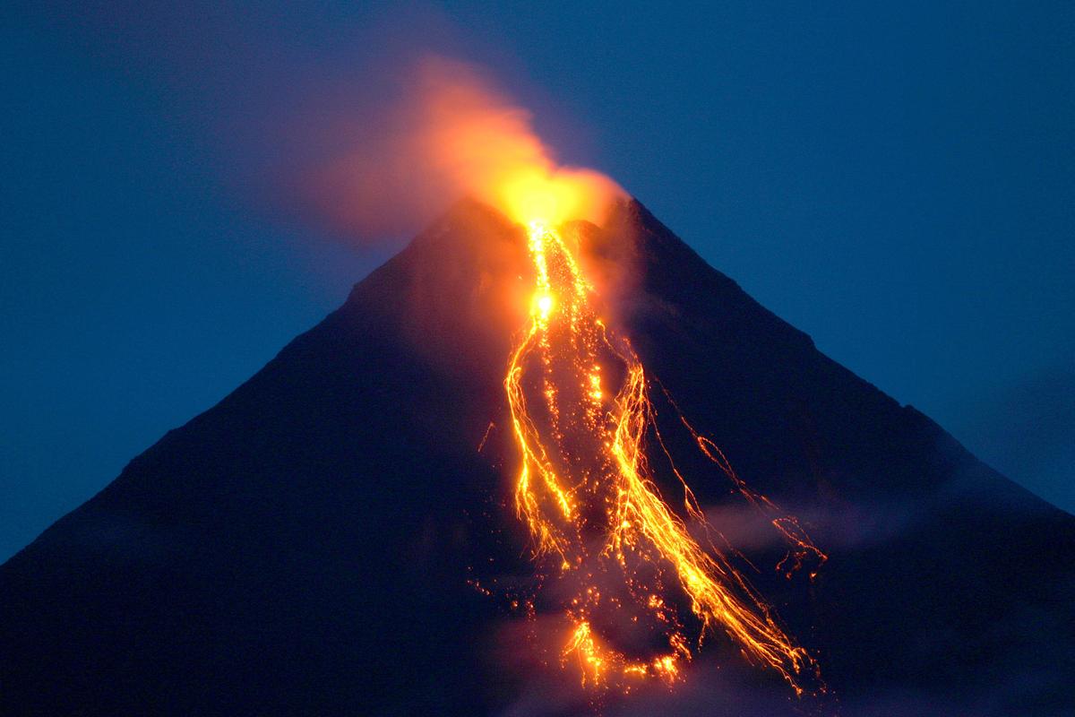 Mount Mayon Eruption 2014: Impending Volcano Eruption Prompts Philippines to Evacuate Thousands (+Facts, Pictures)