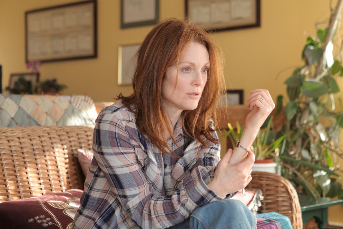 Julianne Moore Brings Tears, Dignity to Oscar-Worthy Performance