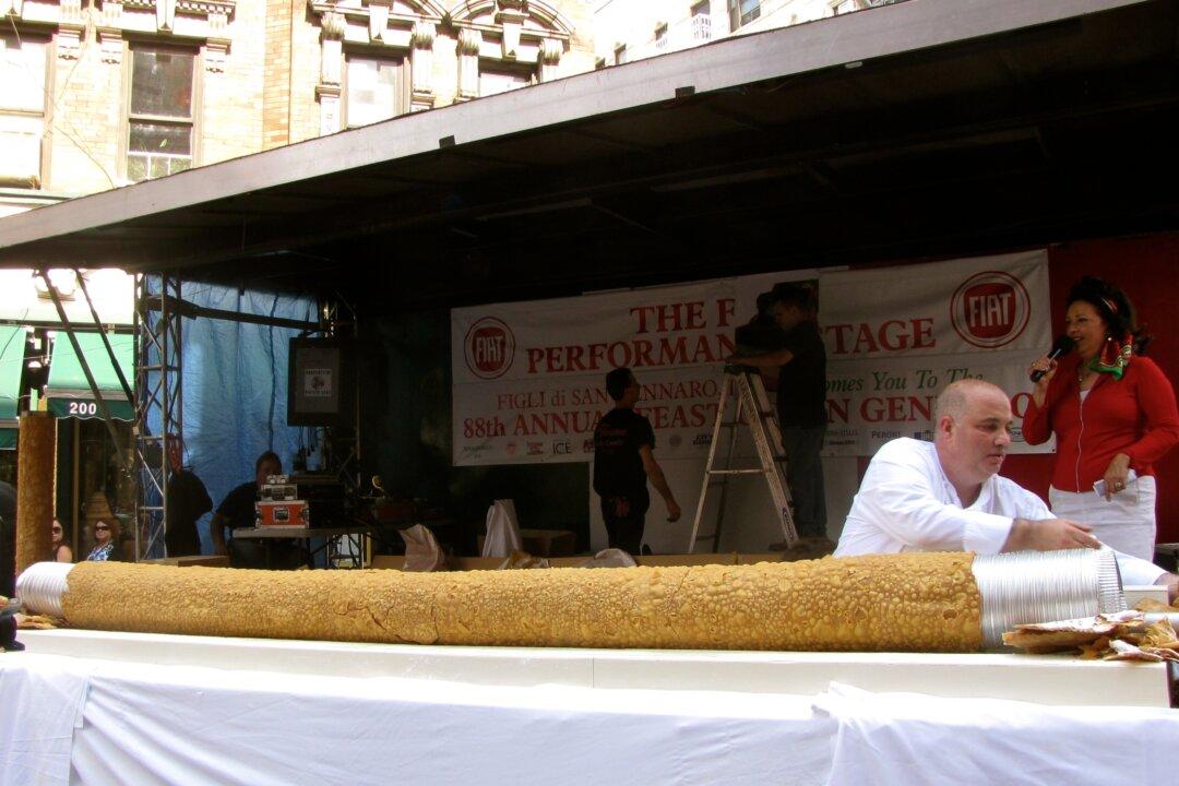 World’s Largest Cannoli Unveiled (+Video)