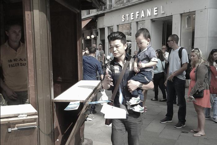 With Baby as Shield, Chinese Man Attacks Falun Gong Display in Venice