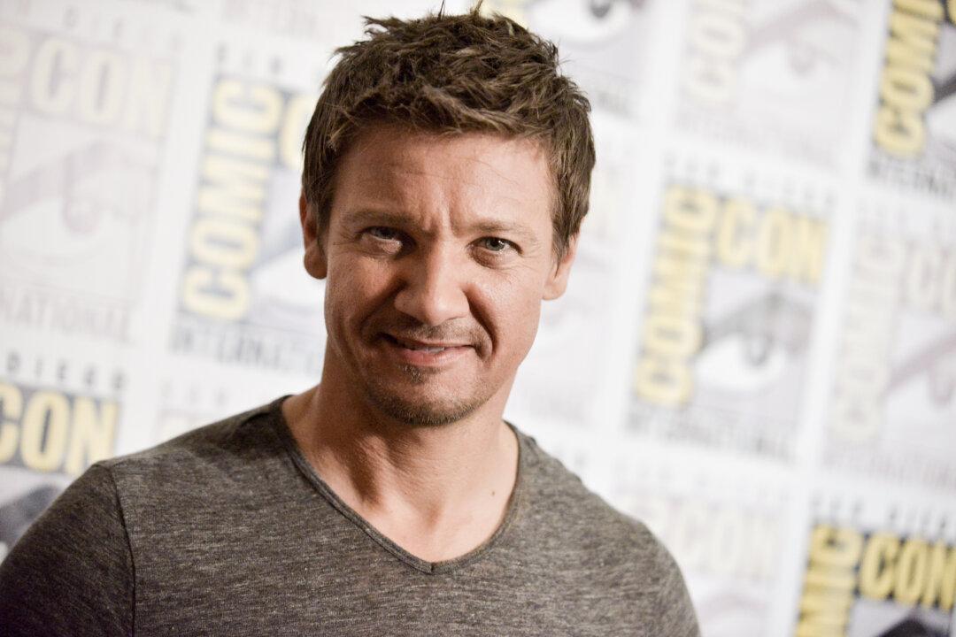 Jeremy Renner Married Model Girlfriend; Keeps Family Away From Paparazzi