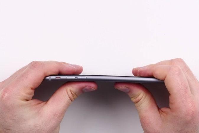 iPhone 6 Plus Bending? Apple Owners Post ‘#Bendgate’ Photos on Twitter; Parody, Gags, Spoofs Surface