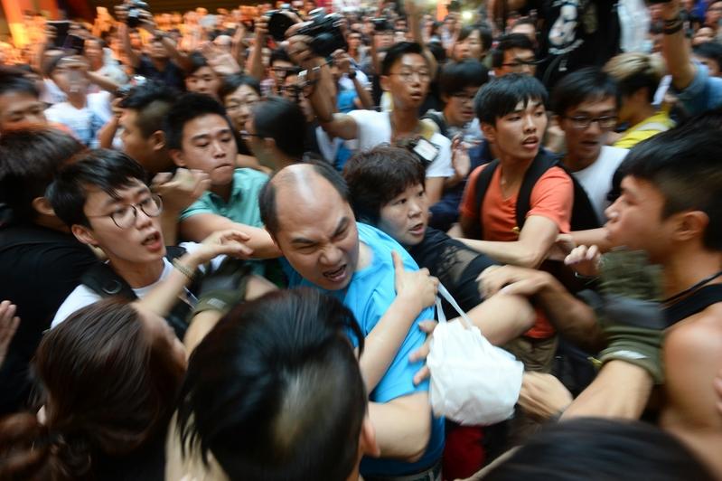 Pro-CCP Groups and Mainland Chinese Oppose Occupy Central in Hong Kong