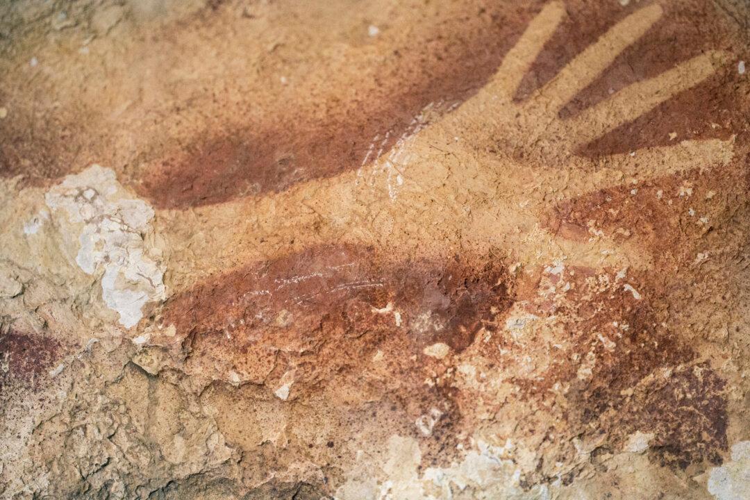 40,000-Year-Old Asian Cave Paintings Shock Archaeologists: Reconsidering History