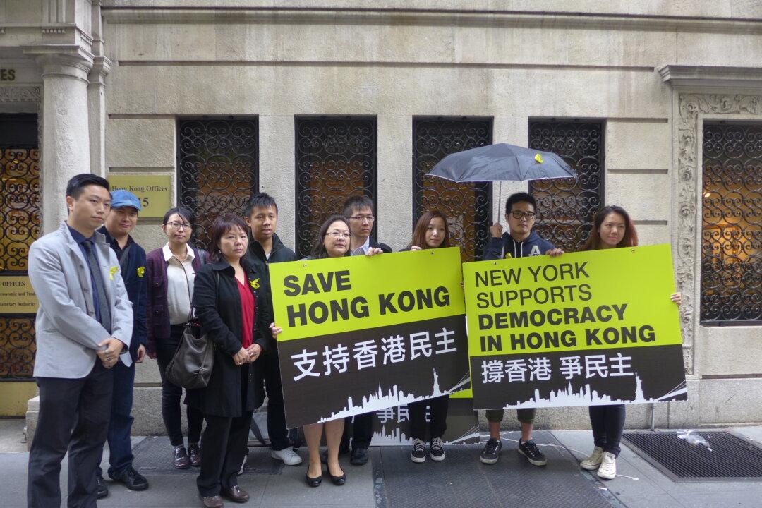 Overseas Hong Kongers in New York Present Letter to Local Hong Kong Government Office