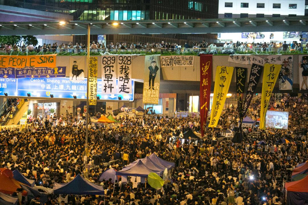 Hong Kong Students Entrench Positions, Calling for Dismissal of Chief Executive