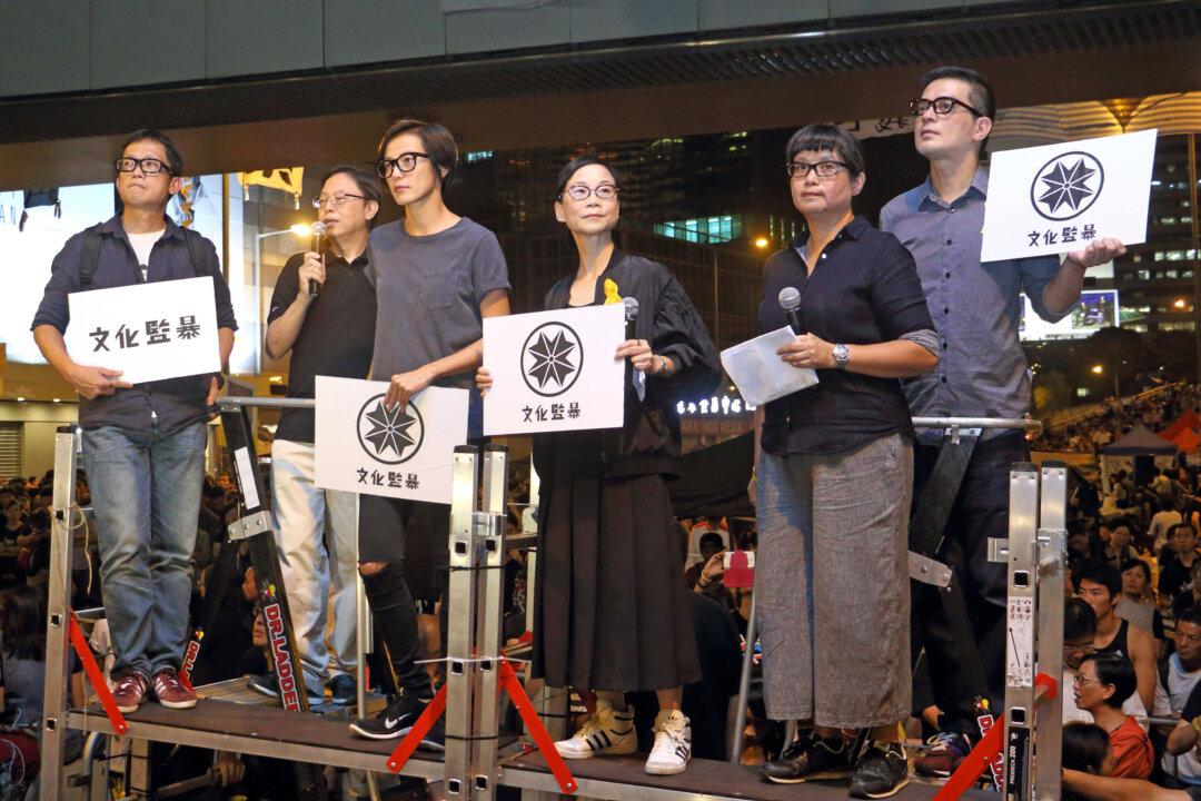 Hong Kong Cultural Figures Monitor Violence Against Democracy Protesters