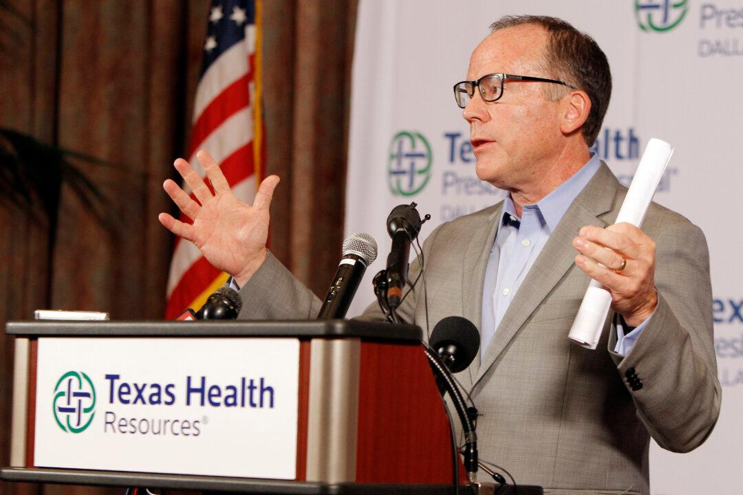 Ebola in Texas: How Did Dallas Healthcare Worker Catch Ebola?