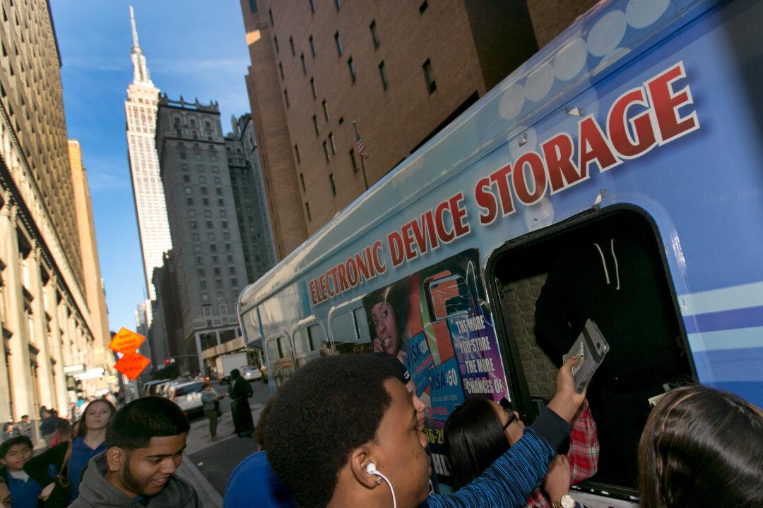 NYC Mayor to Make-Good on Promise to Lift Cellphone Ban